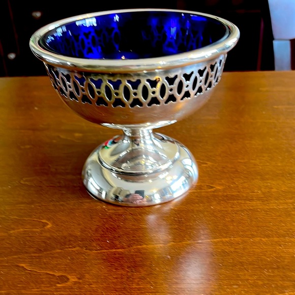 Beautiful silver pedestal bowl with colbalt blue glass insert. - Picture 3 of 10